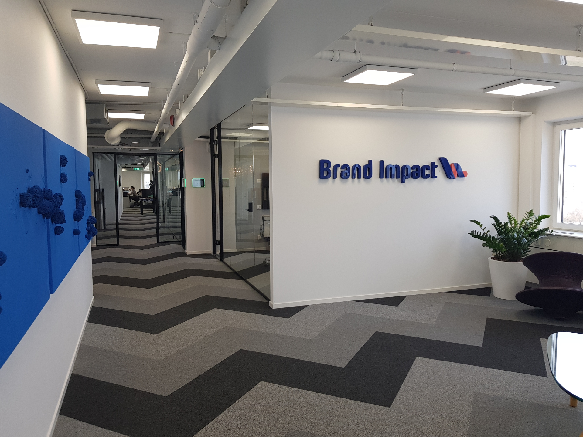 Brand Impact-kontor med logotyp på väggen