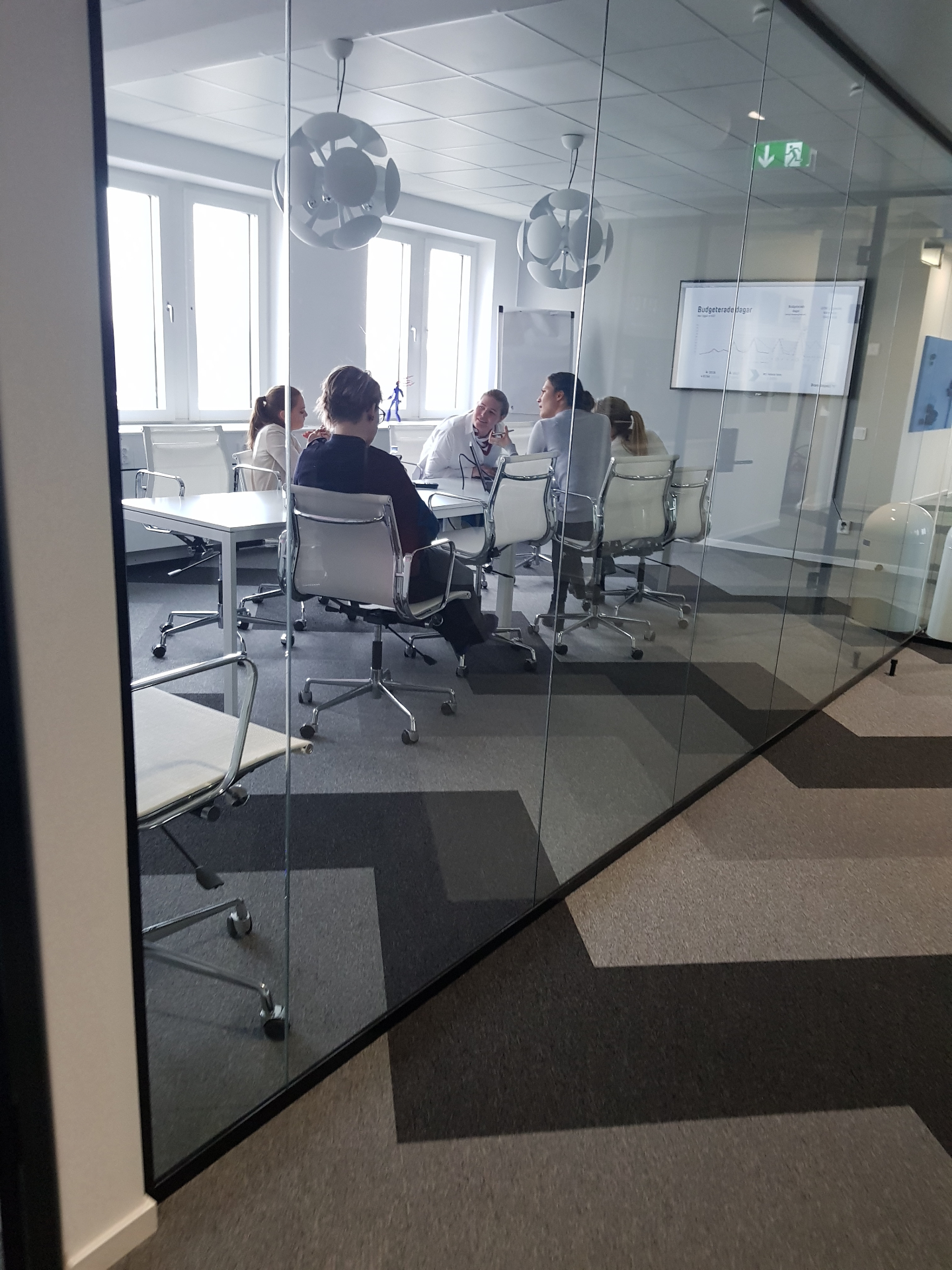 Teammöte i glasat konferensrum hos Brand Impact