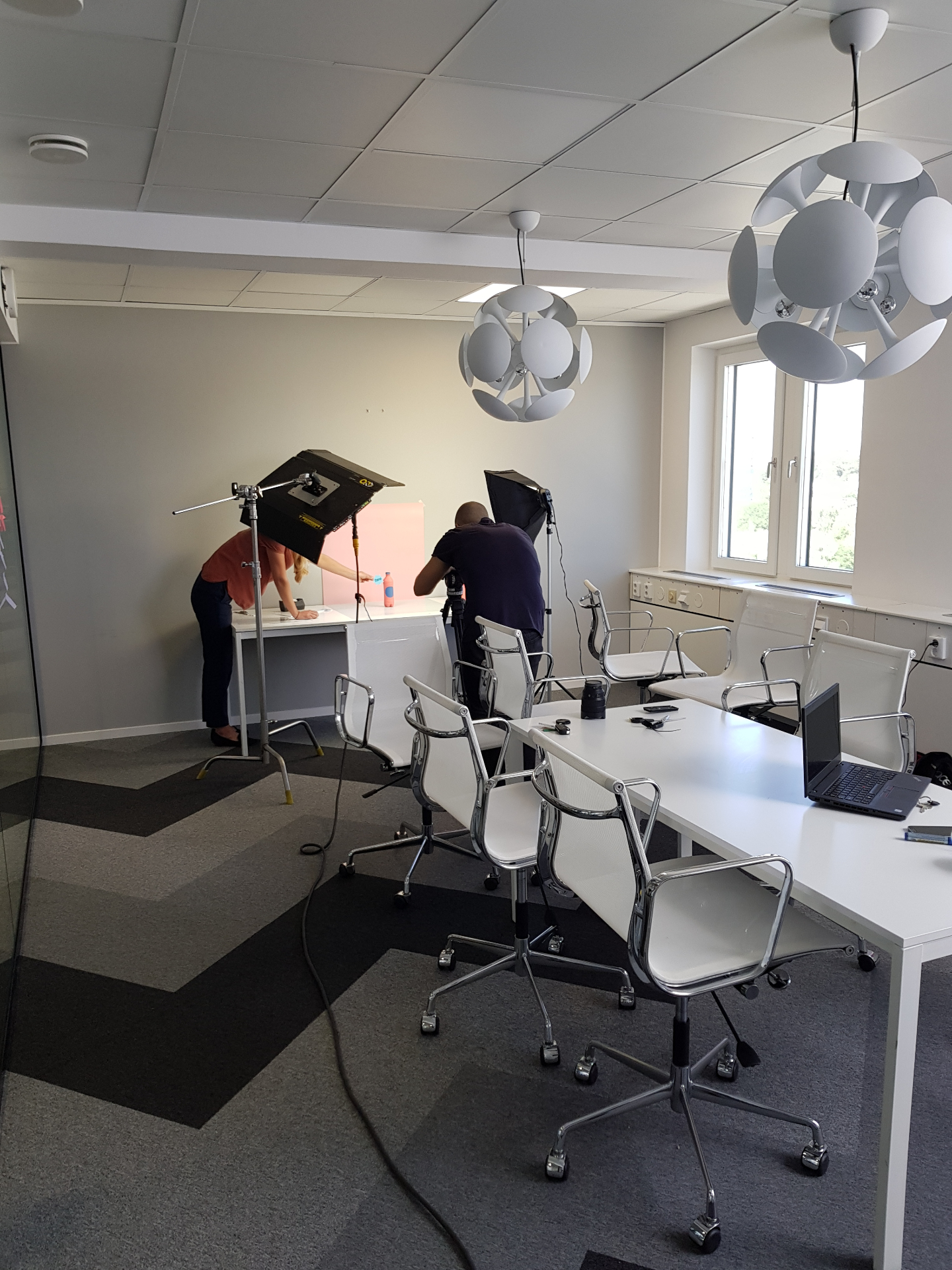 Fotografering i konferensrum på kontoret